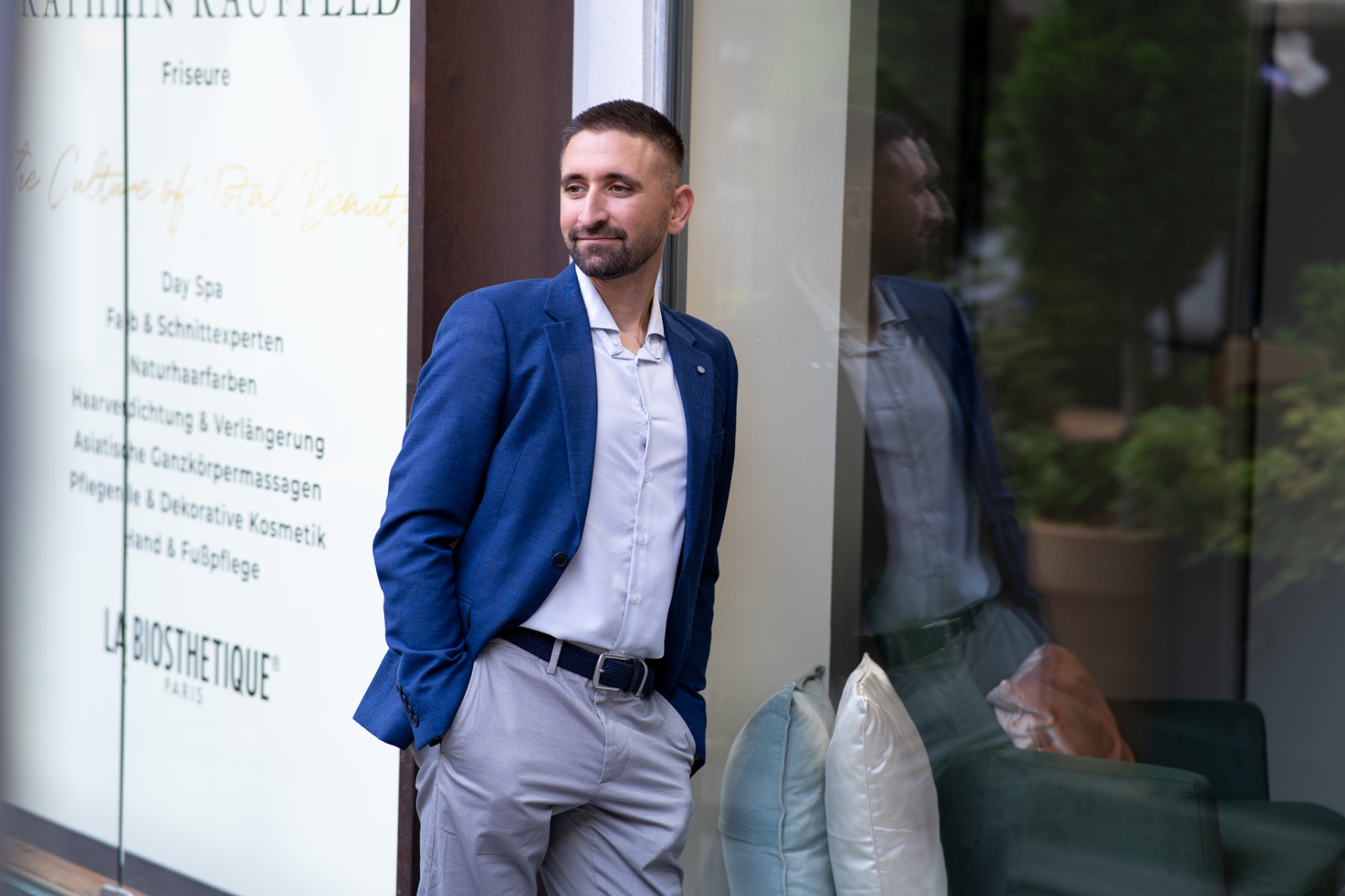 Tamas Rekötye business portré szalon előtt